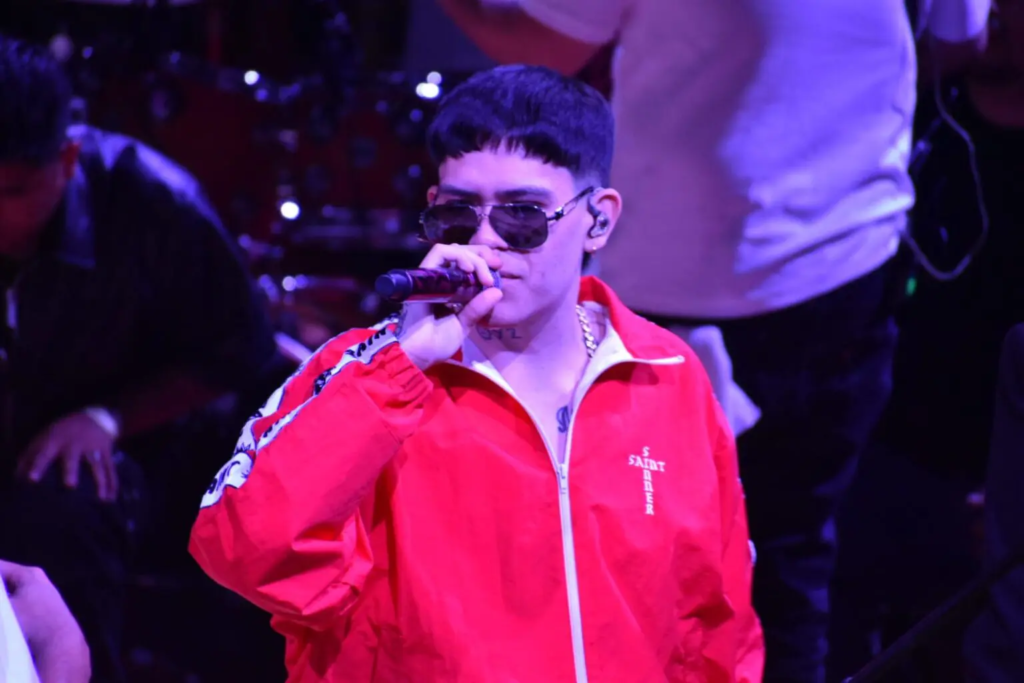 El Palenque se inundó de corridos tumbados con Junior H