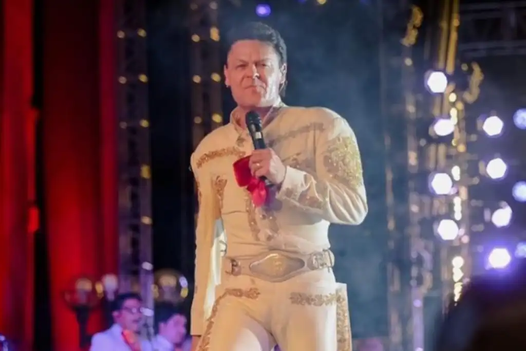 Pedro Fernández homenajea a Joan Sebastian durante concierto