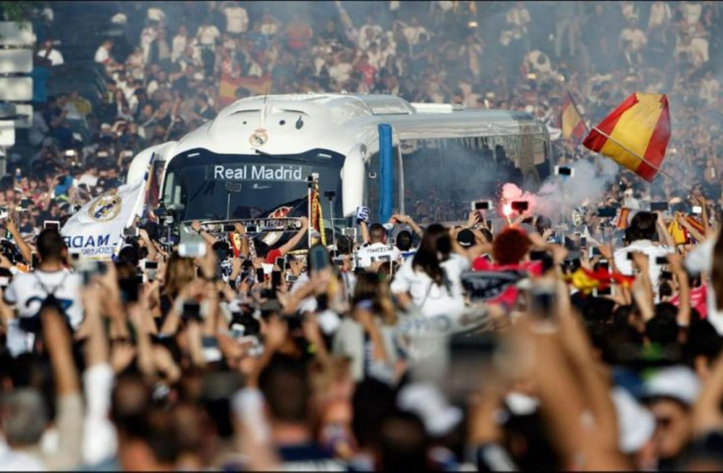 Multitudinario recibimiento al Real Madrid antes del clásico