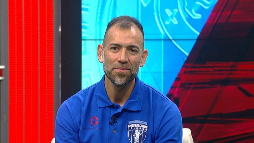 «Chelito» Delgado falla penal en su partido homenaje