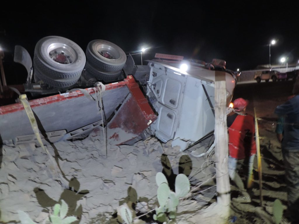Vuelca tráiler cargado de cemento en San Francisco de los Romo