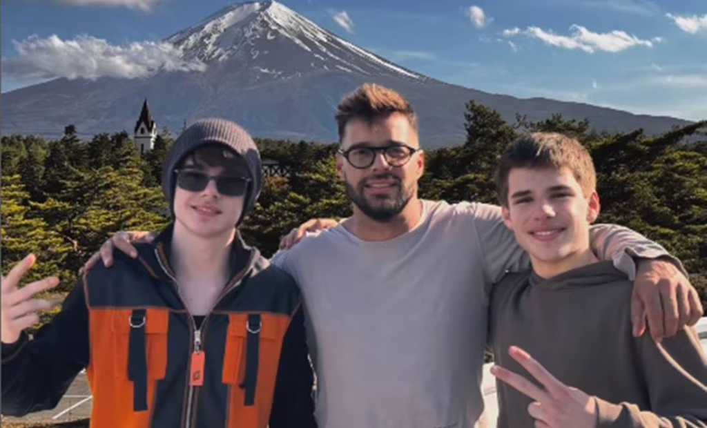 Ricky Martin presume viaje con sus ‘enormes’ hijos en Japón