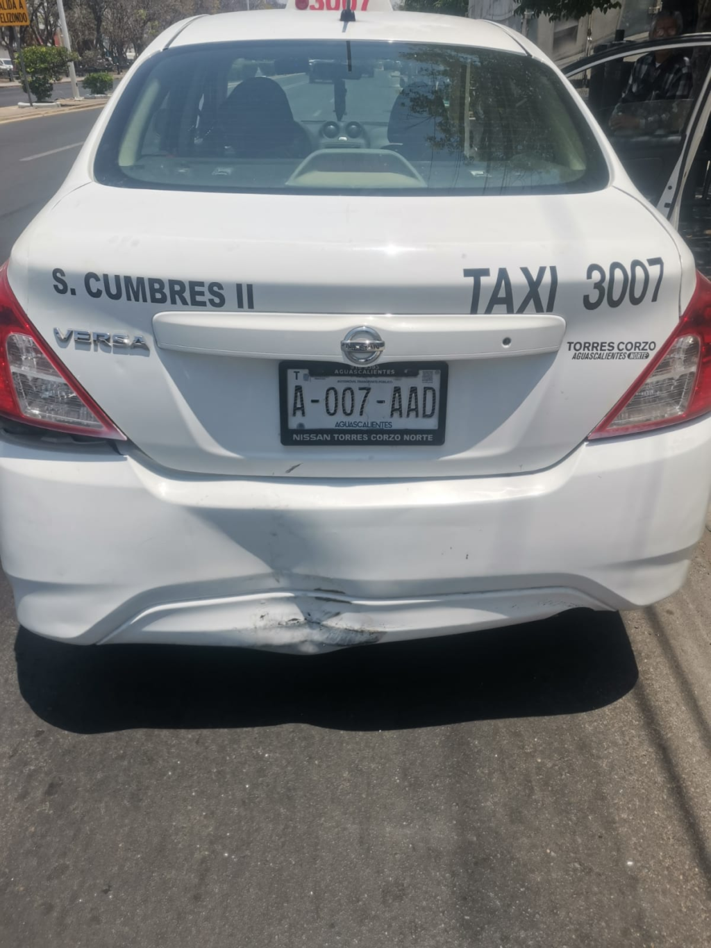 Choque desigual entre taxista y motociclista en la avenida López Mateos