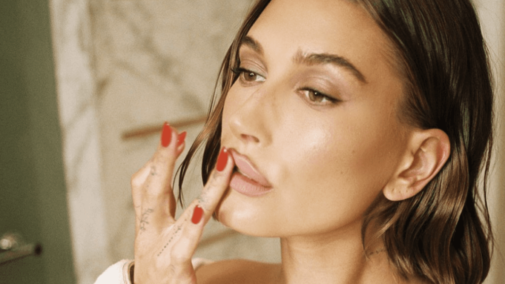 Hailey Bieber comparte su lucha contra una enfermedad dermatológica