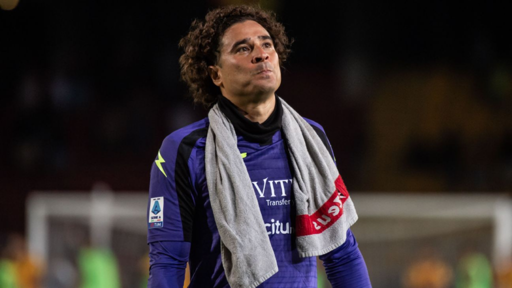 Álvaro Morales critica a Guillermo Ochoa tras su tercer descenso