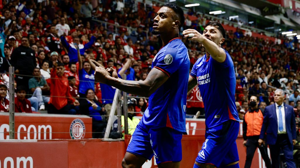 Un solitario gol de Willer Ditta dio el triunfo para que Cruz Azul amarrara el segundo lugar general en la victoria de 1-0 sobre los Diablos Rojos del Toluca, perito en el que el portero escarlata fallo dos penaltis. El encuentro de la fecha 17 del Clausura 2024 era definitorio para ambos cuadros pues mientras que Toluca buscaba el liderato general, los cementeros querían el segundo lugar. Y resultó un buen partido con ambos con la mira al frente desde los primeros minutos y fue el cuadro capitalino el que se fue al frente al minuto 17 con gol de cabeza Willer Ditta tras un tiro libre cobrado por Rotondi. Tras esto, los Diablos se afanaron en busca del empate encerrando a la Máquina en su área que resistía los embates rojos. Pero Cruz Azul también tenía lo suyo y ponía en predicamentos la meta de Volpi con Uriel Antuna, que buscaba el título de goleo. El partido no desmereció con ambos conjuntos mostrando ambición de gol, aunque con mayor insistencia los escarlatas. La complementaria fue intensa, pero sólo de un sólo lado, con Toluca encimando a los azules que mantuvieron una férrea defensa de su meta para evitar el empate. La desilusión choricera llegó con uno de sus mejores jugadores, el portero Tiago Volpi, quien tuvo en sus pies el empate en dos ocasiones con dos penales marcados, pero ambos los falló estrellando sus disparos en el mismo poste. Nadie en el Nemesio Diez lo podía creer. El tiempo paso y Toluca perdió el partido y el invicto en su casa, en el que se había mantenido inmaculado.