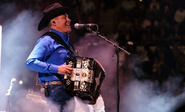 El éxito del regional mexicano sigue dando muestras de que su fuerza no está solo en los nuevos artistas y géneros, también persiste en quienes allanaron el camino; grupos que años antes del crecimiento del regional mexicano a nivel internacional ya se habían logrado ganar un lugar en el gusto del público e Intocable es uno de ellos. Para refrendarlo, el grupo convocó a sus seguidores a volver a reunirse en un concierto en la Plaza de Toros México, que tiene capacidad máxima para 50 mil personas. Su público que es leal desde éxitos no enteros como “¿Y todo para qué?”, se dieron cita y no lo hicieron solos; familias completas, desde abuelos, madres, jóvenes y hasta niños disfrutaron del concierto, que tuvo un escenario en formato palenque para poder ser rodeado por todo el público de la plaza. La audiencia lució sombreros, botas, cinturones con grandes hebillas, chamarras de piel, tejanas y todo tipo de accesorios para disfrutar de la banda originaria de Texas. En el escenario, el grupo hizo lo propio, con camisas y sombreros tejanos, salieron a uno de los recintos donde han pasado pioneros de la música mexicana como Vicente Fernández, Juan Gabriel, y hasta José Alfredo Jiménez. Vestidos de negro, comenzaron su repertorio, no sin antes animar al público a levantarse de su asiento, para disfrutar bailando pese al poco espacio entre una fila y la siguiente, y además seguir bebiendo. “Obsesión”, arrancó con los sentimientos en un público que ante la espera ya tenía algunas copas encima, pero fue hasta la segunda canción, que el sentimiento se hizo sentir desde las gargantas de los asistentes con “Eres mi droga”. “Culpable fui” y “Enséñame a olvidarte” fueron los temas que tampoco faltaron en el repertorio de 32 canciones de la agrupación, mientras en la grada los más jóvenes bromeaban con llamar al ex. Así, durante más de dos horas de concierto el público se llenó de música, amor, nostalgia, otros con dolor, e intentaron olvidar su realidad entre cervezas y otros tragos que podían consumirse en la plaza. Un niño justo frente al escenario se estiró para entregarle un simipeluche al acordeonista de la banda, mientras toda la plaza se iluminaba con las luces de los celulares de las cerca de 40 mil personas que asistieron al show. Con “Fuerte sin soja”, “Sueña”, y cubiertos por zarapes con la leyenda “México is the sheet”, Intocable se despidió ante la petición unánime del público porque no se fueran, por la fiesta que querían continuar, pero también porque no habían interpretado “El amigo que se fue”. Intocable continuará su gira por Portland, San Diego y otras ciudades de Estados Unidos.