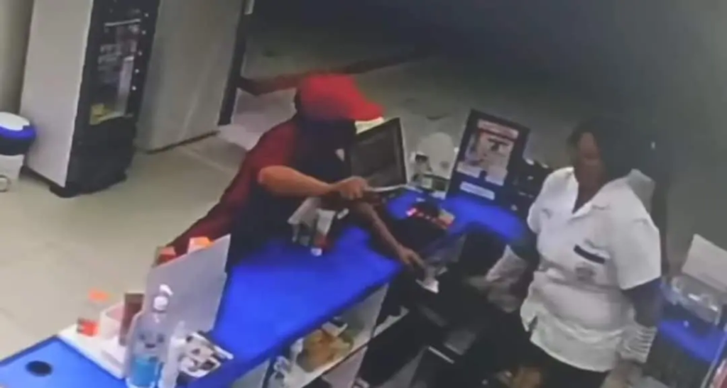 Sujeto asalta farmacia con arma blanca