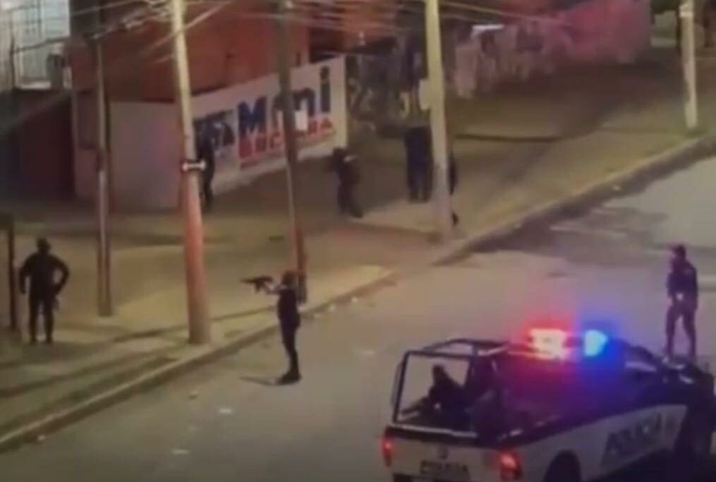 Policías disparan para contener riña en el Infonavit Morelos