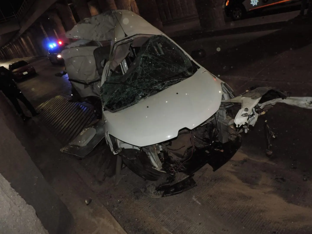 Aparatoso choque de una camioneta en Avenida Aguascalientes y Quezada Limón