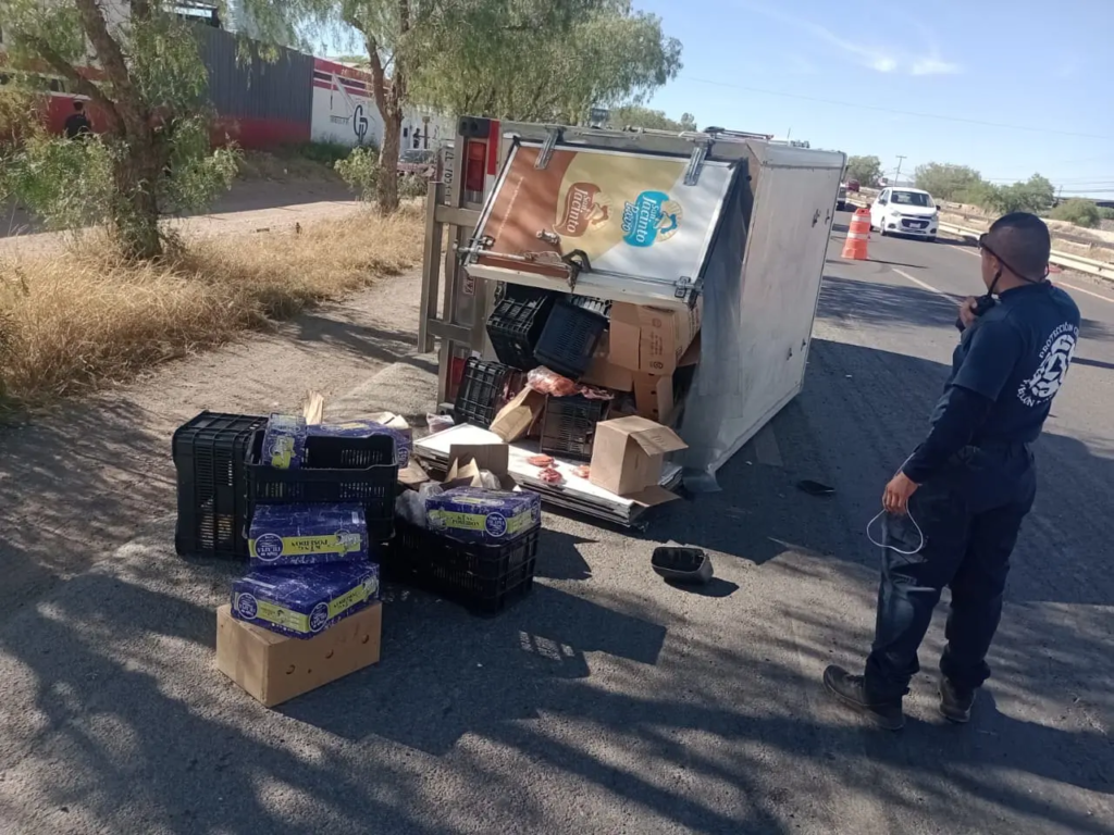 Camioneta de alimentos refrigerados vuelva en la 45 Norte