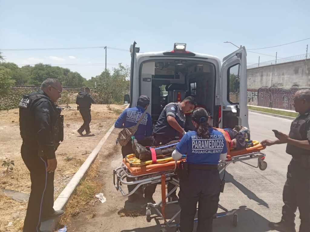 Ciclista cayó de un puente de 4 metros de altura en Villa Sur y sufrió lesiones considerables