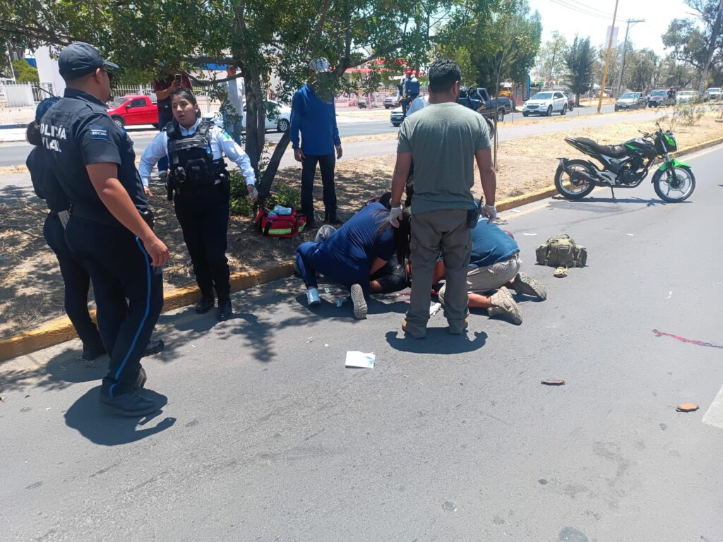 Graves dos motociclistas que se impactaron contra un poste de alumbrado público en Jesús María