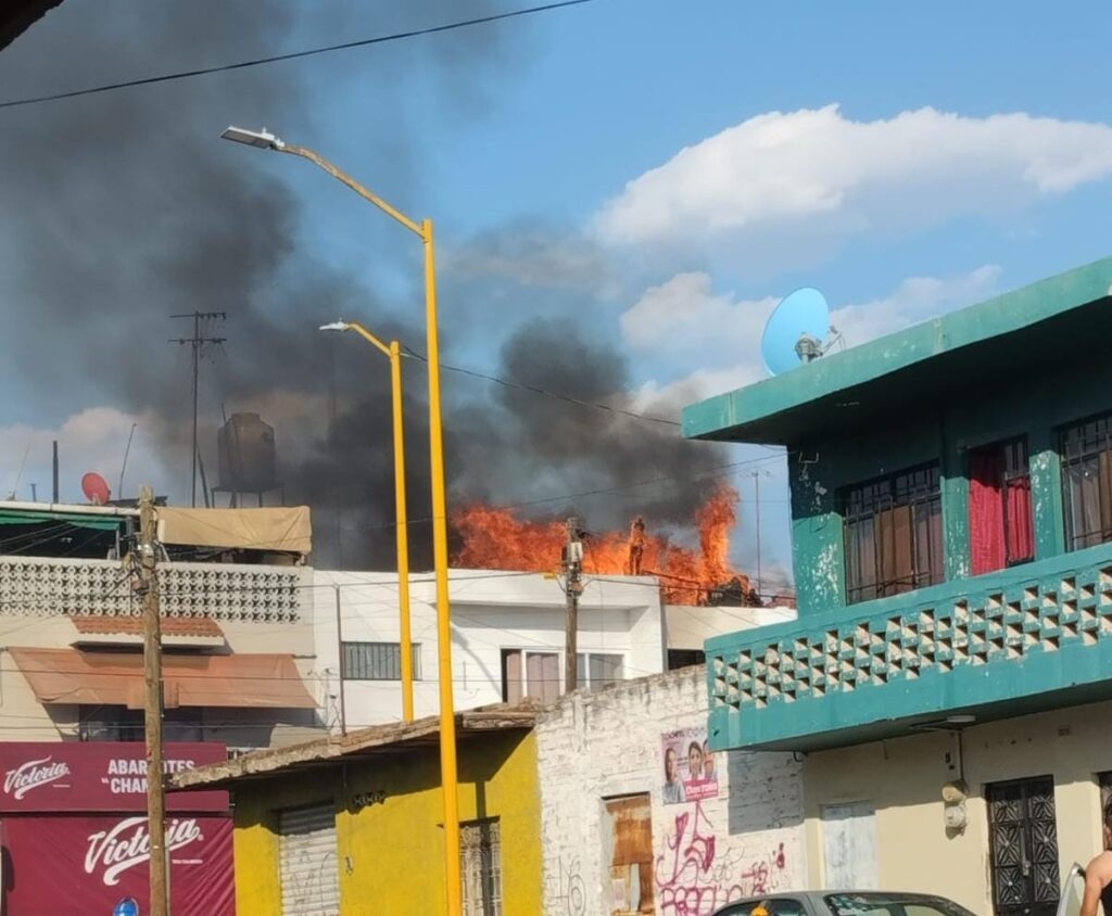 Impresionante incendio en un domicilio en la colonia Las Flores fue sofocado por los bomberos municipales