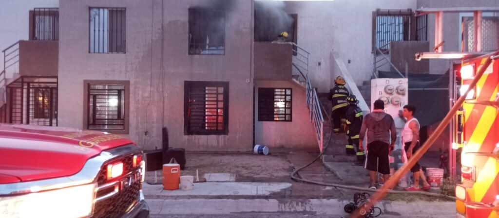 El fuego arrasó con un departamento en Paseos de San Antonio