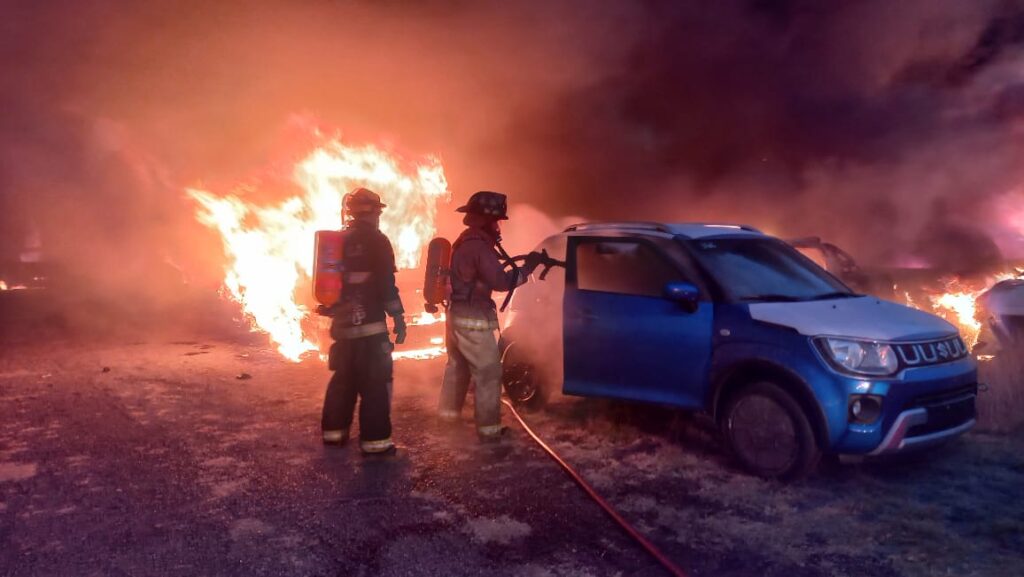Devastador incendio consumió 100 vehículos en una bodega en Las Hadas