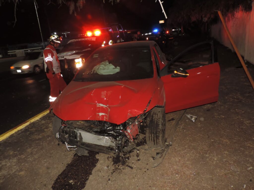 Veloz automovilista protagonizó aparatoso accidente en el fraccionamiento Del Valle