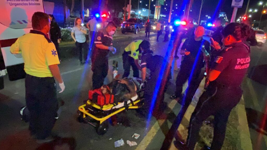 Graves dos motociclistas embestidos por un automovilista en Colosio e Independencia