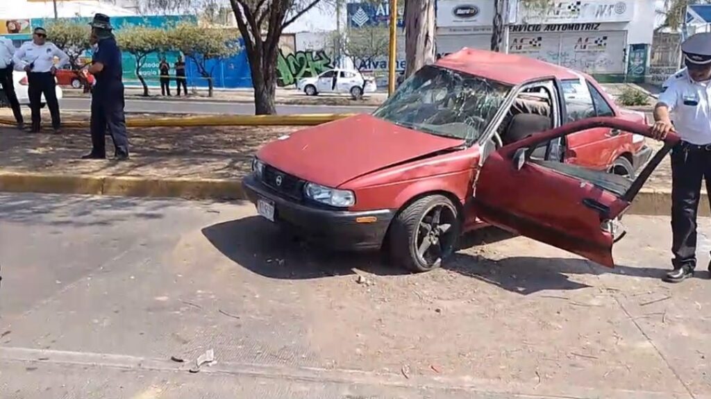 Hombre y mujer lesionados tras fuerte accidente automovilístico en el Morelos I