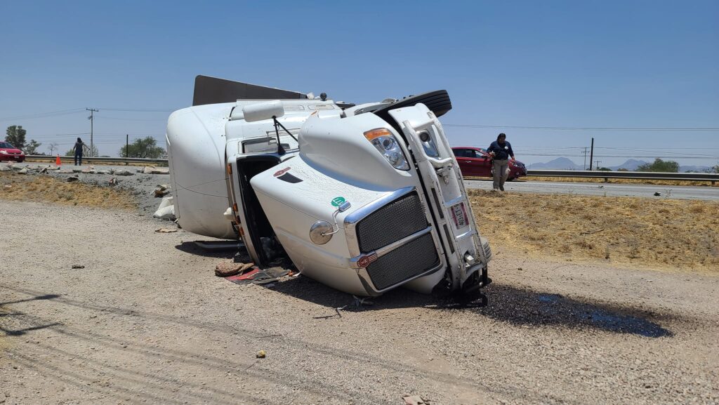 El calor tronó una llanta de un tráiler cargado con cemento y provocó su volcadura en la 45 Norte