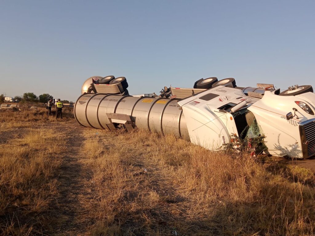 Se volcó un camión cisterna de transporte de combustible en la 45 Sur en San Antonio de Peñuelas