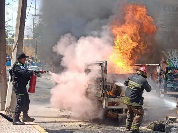 Camioneta que transportaba pinturas arde en llamas en Jesús María