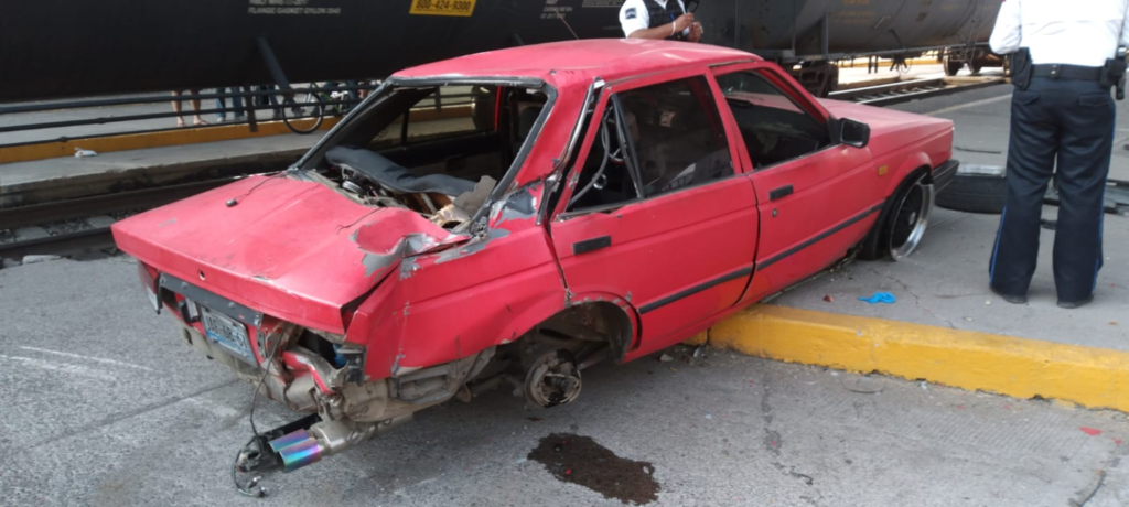 Vehículo es arrastrado por el tren en el Infonavit IV Centenario