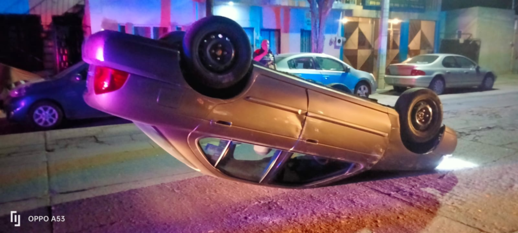 Sujeto que conducía alcoholizado chocó y se volcó en el fraccionamiento Ojocaliente I