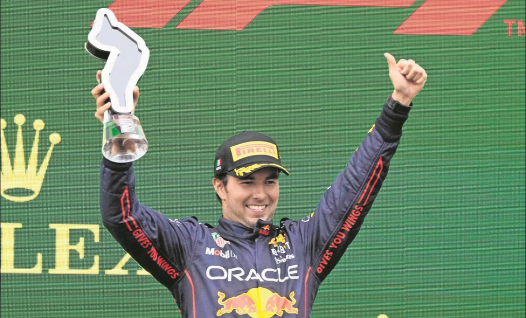 «Checo» Pérez echó reta de pádel con Horner en la fábrica de Red Bull