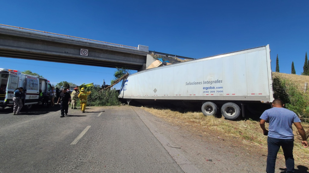 Ebrio conductor de tráiler se estrella contra puente en la 45 Norte