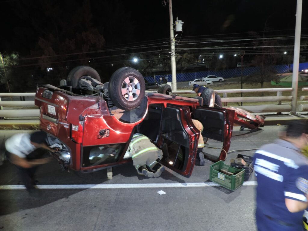 Policía Municipal vuelca y queda prensado en la Avenida Gabriela Mistral