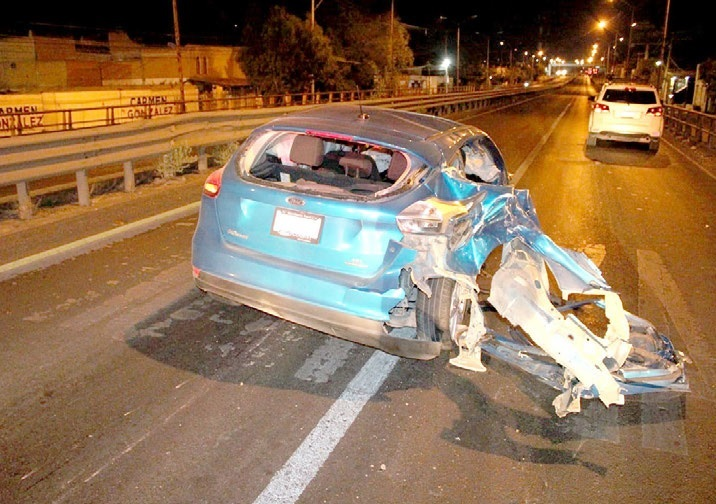 Dos jóvenes lesionados tras impactar contra barra de contención en puente de Margaritas