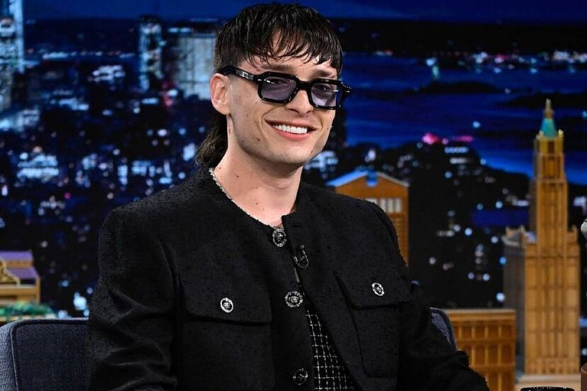 Peso Pluma confiesa que su corte de pelo fue un «error» en Medellín