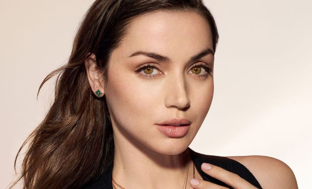 Ana de Armas combina elegante traje de falda con bralette