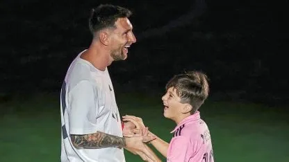 El astro argentino, Lionel Messi, vivió momentos de emoción con su hijo Thiago. Y es que, por la tarde del viernes, se convirtió en el invitado de lujo de la Youth International Cup, donde juega el pequeño de once años.