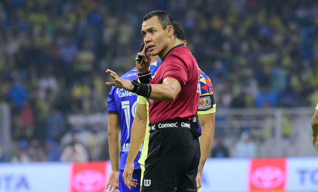 Revelan audios de los árbitros en la dudosa falta a favor de América