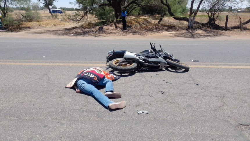 Muere motociclista tras estrellarse contra una camioneta a exceso de velocidad