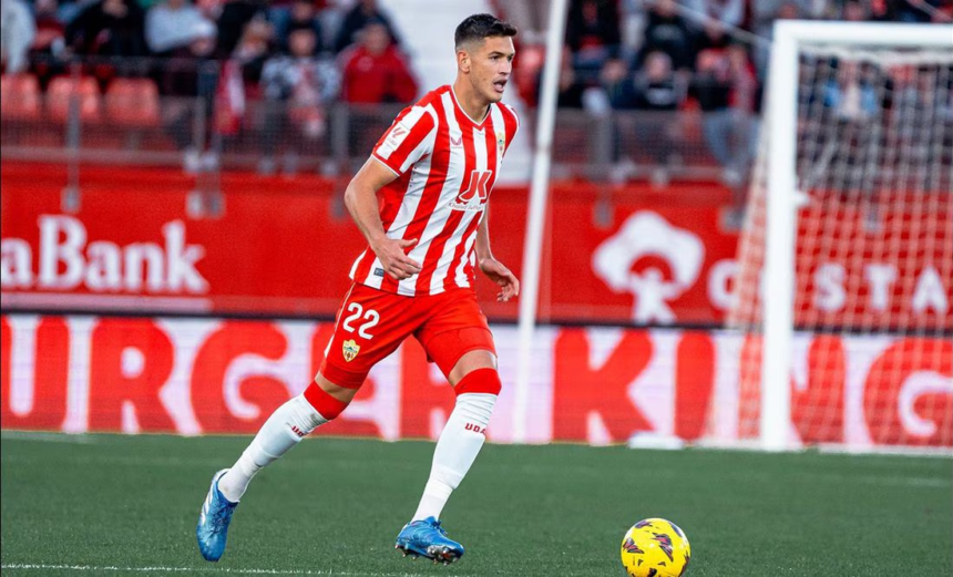 César Montes da detalles sobre su futuro tras descender con Almería