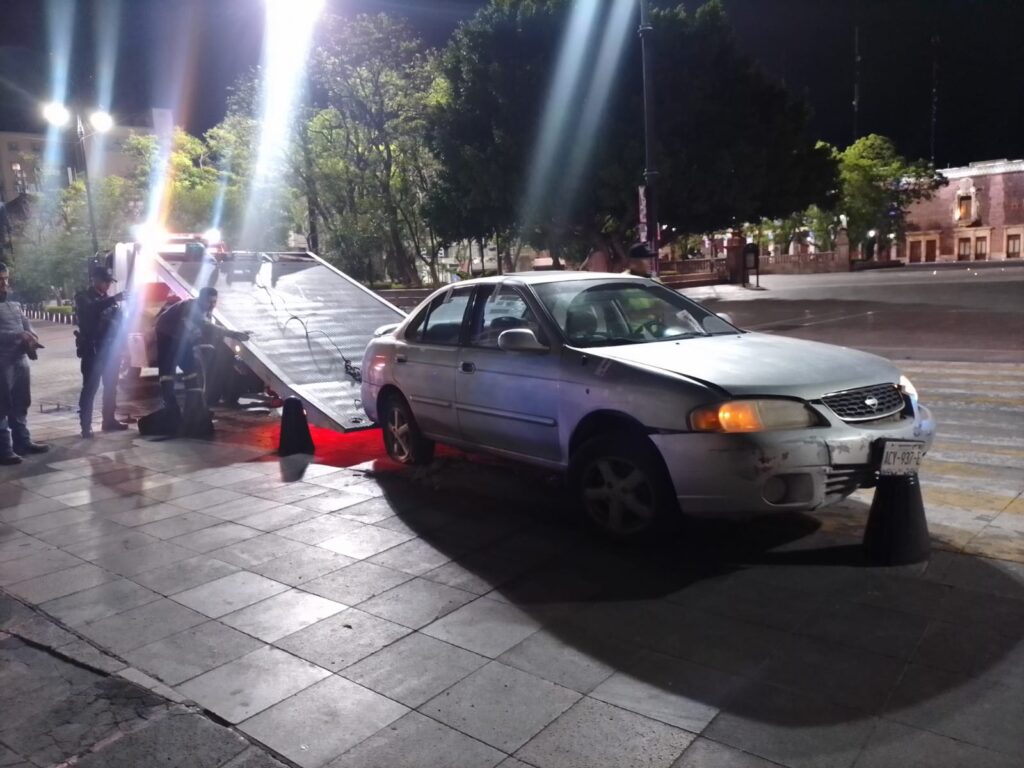 Borracho automovilista chocó contra unos bolardos frente a la Plaza Patria de la zona Centro