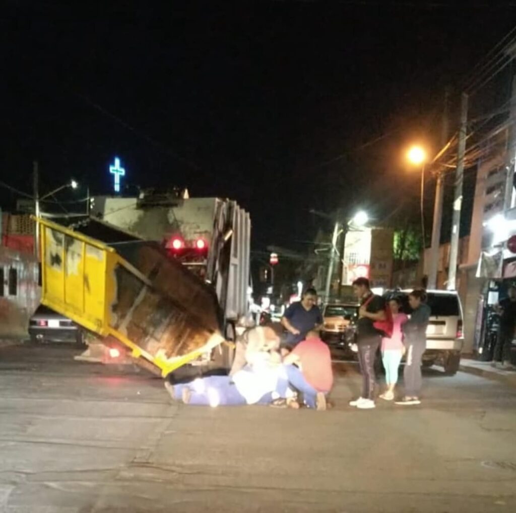 Grave empleado municipal de Limpia que fue golpeado en la cabeza por un contenedor de basura