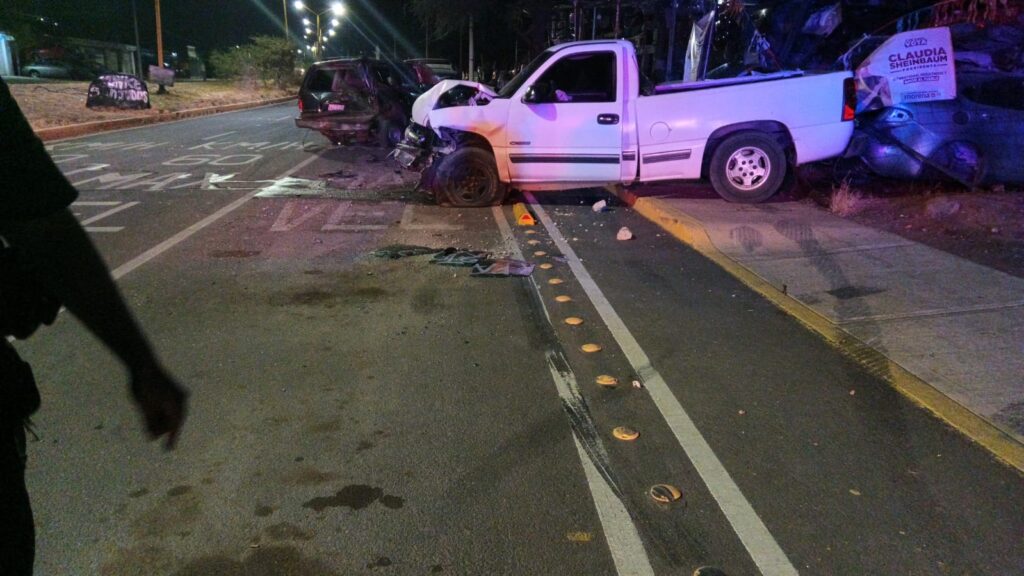 Veloz conductora chocó contra dos camionetas estacionadas en la avenida San Gabriel