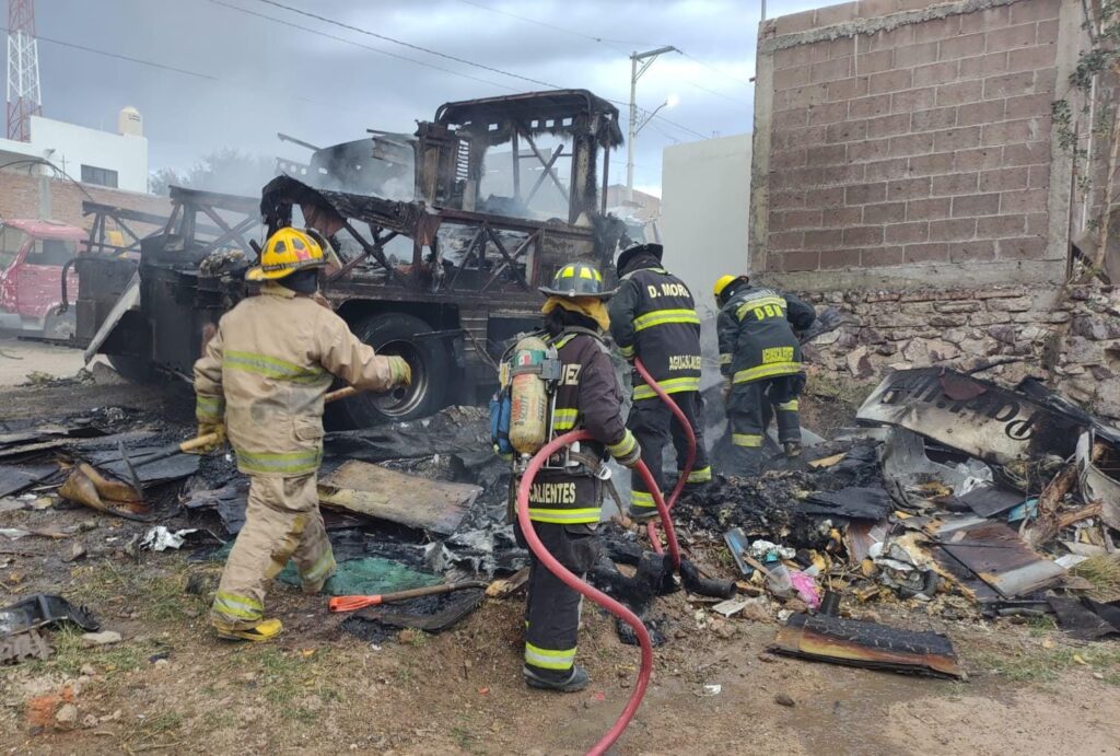 Fuego consumió dos autobuses en desuso tras incendio en una chatarrera en Norias de Paso Hondo
