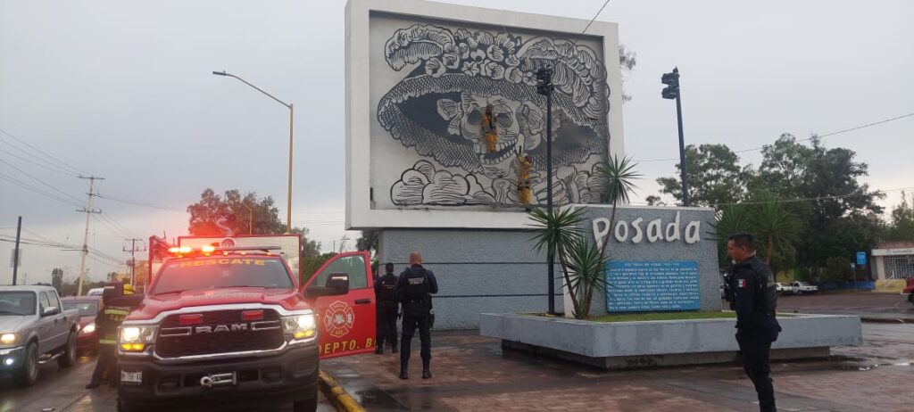 Bomberos municipales rescataron a individuo que quería arrojarse del monumento a La Catrina (videos)