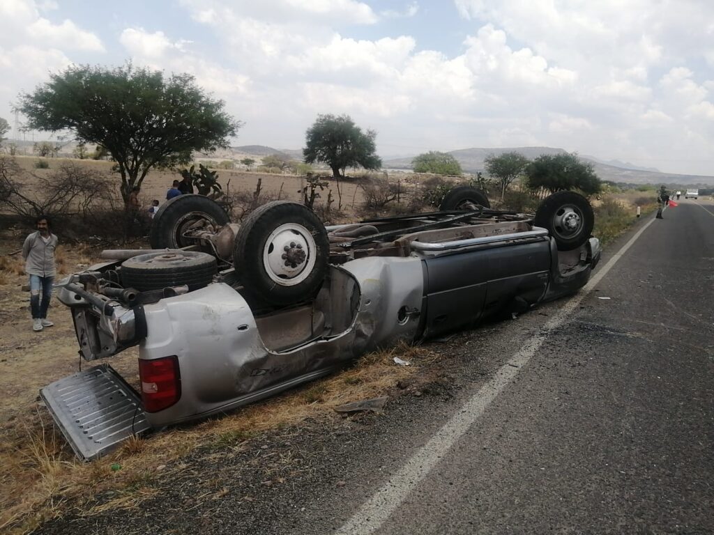 Conductora de una camioneta se salvó de morir aplastada tras fuerte accidente en Aguascalientes