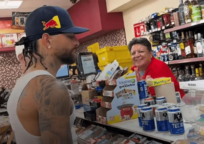 Maluma causa sensación en un oxxo de Monterrey