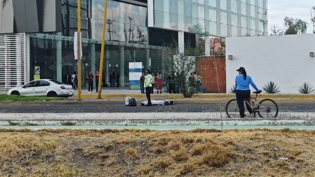 Muere motociclista tras caer en la avenida Gómez Morín