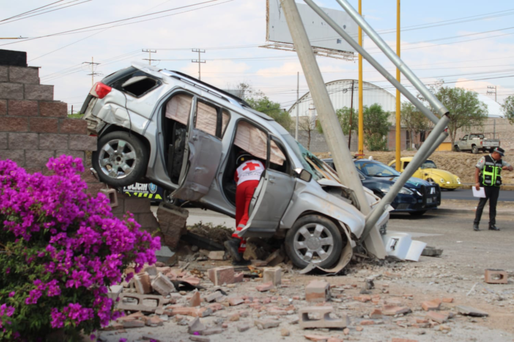 Varios heridos tras aparatoso choque de una camioneta contra un poste en la 45 sur