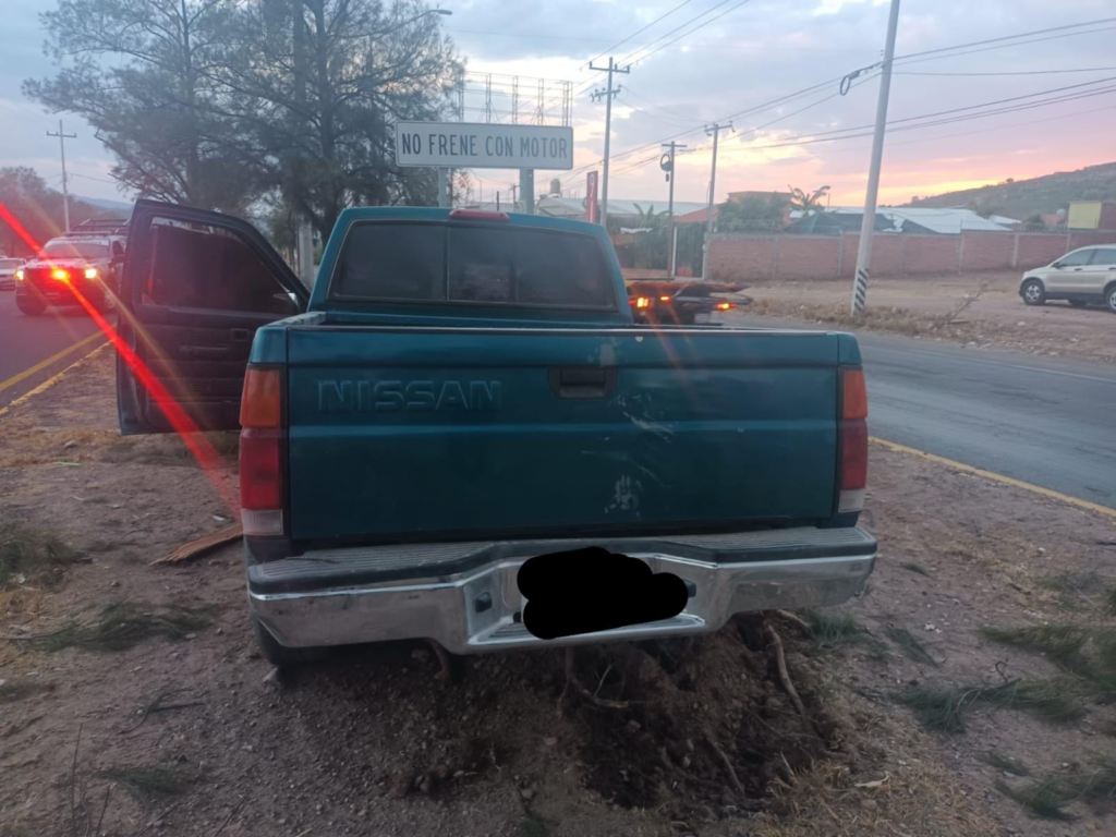 Camioneta choca contra un taxi y un árbol en la 70 Poniente