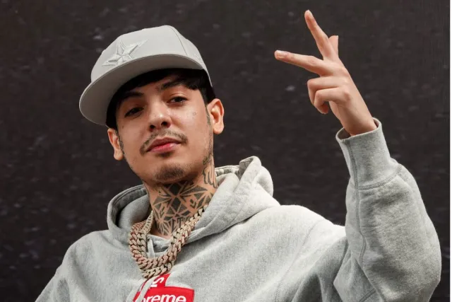 Natanael Cano arremete contra ingenieros de sonido en pleno show