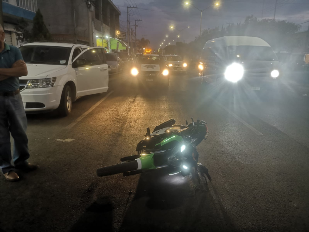 Motociclista resultó lesionado tras impactar contra la puerta de un automóvil